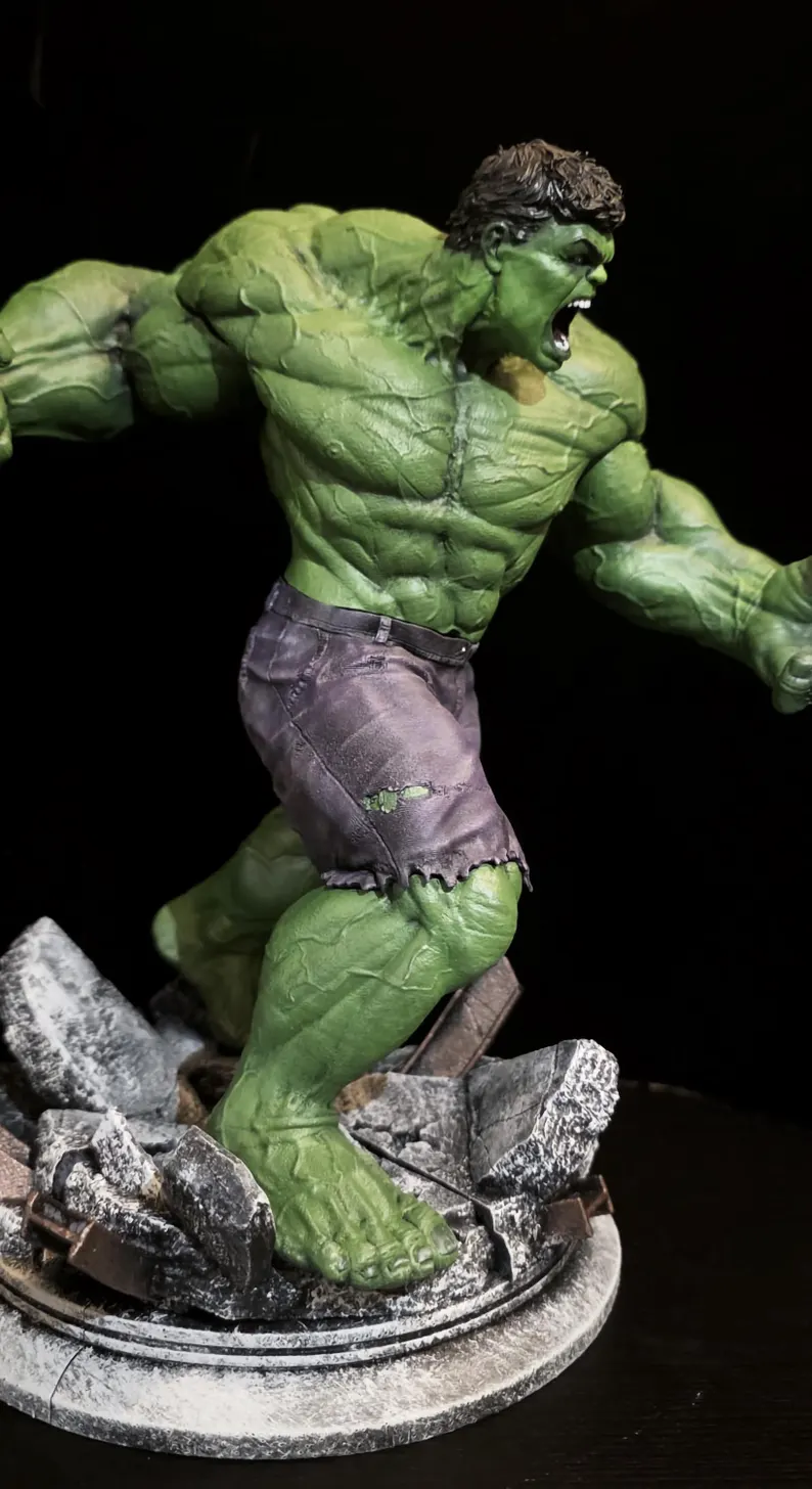 fragile hulk statue magnetic display